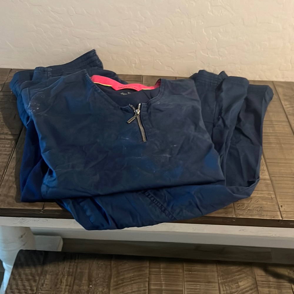 Navy blue scrubs by beyond scrubs. Too size 3x bottoms do